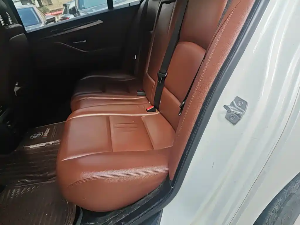 BMW 5 Series — миниатюра 13