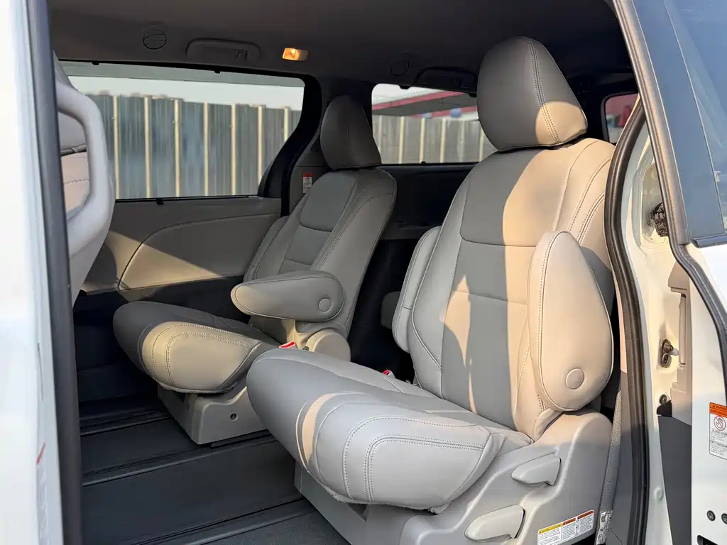 Toyota Sienna — миниатюра 8