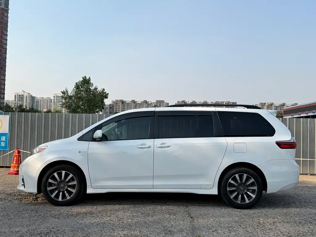 Toyota Sienna — миниатюра 12