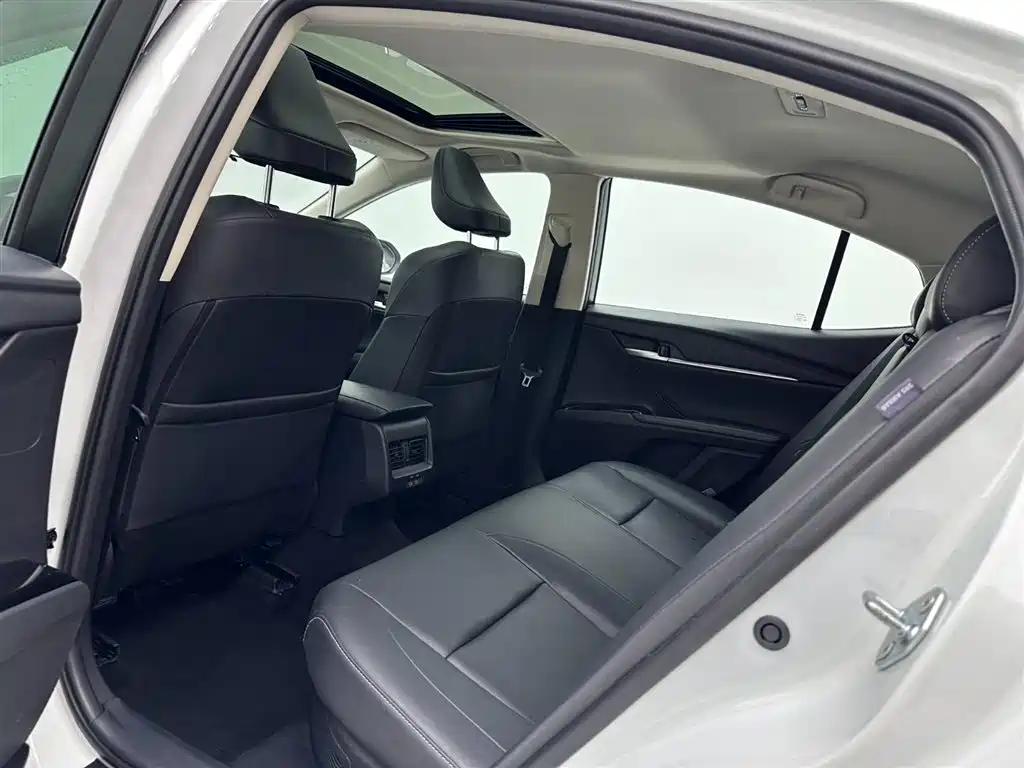 Toyota Camry 2024 Белый из Китая, фото 2