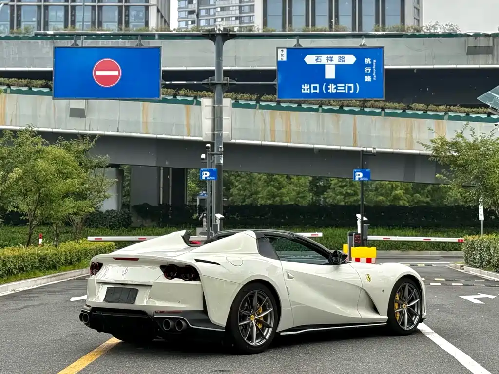Ferrari 812 — миниатюра 7