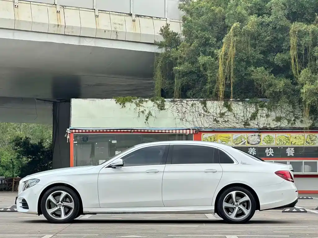 Mercedes-Benz E-Class — миниатюра 17
