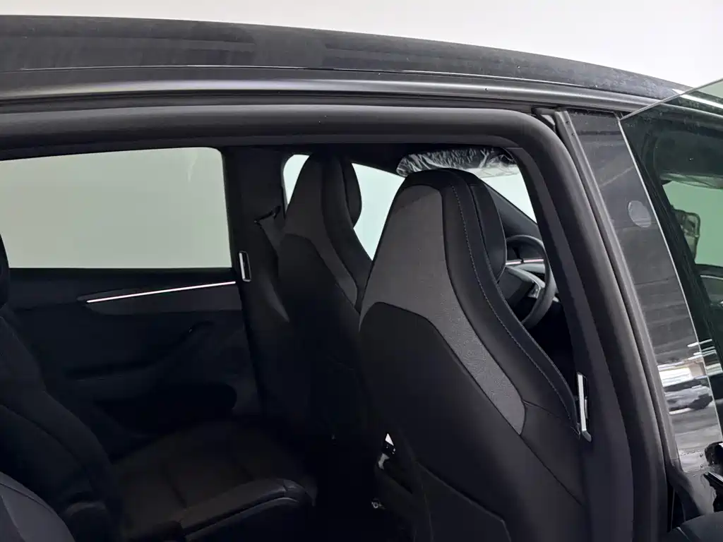 Tesla Model Y L — миниатюра 6