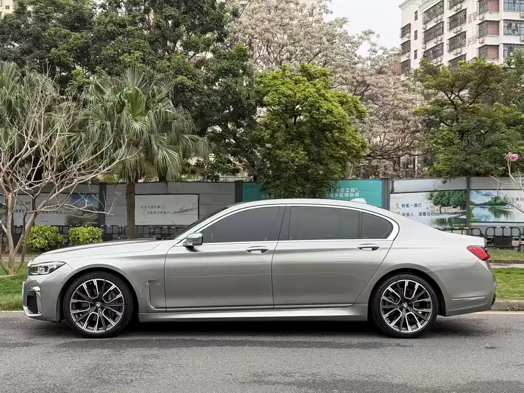 BMW 7 Series — миниатюра 4