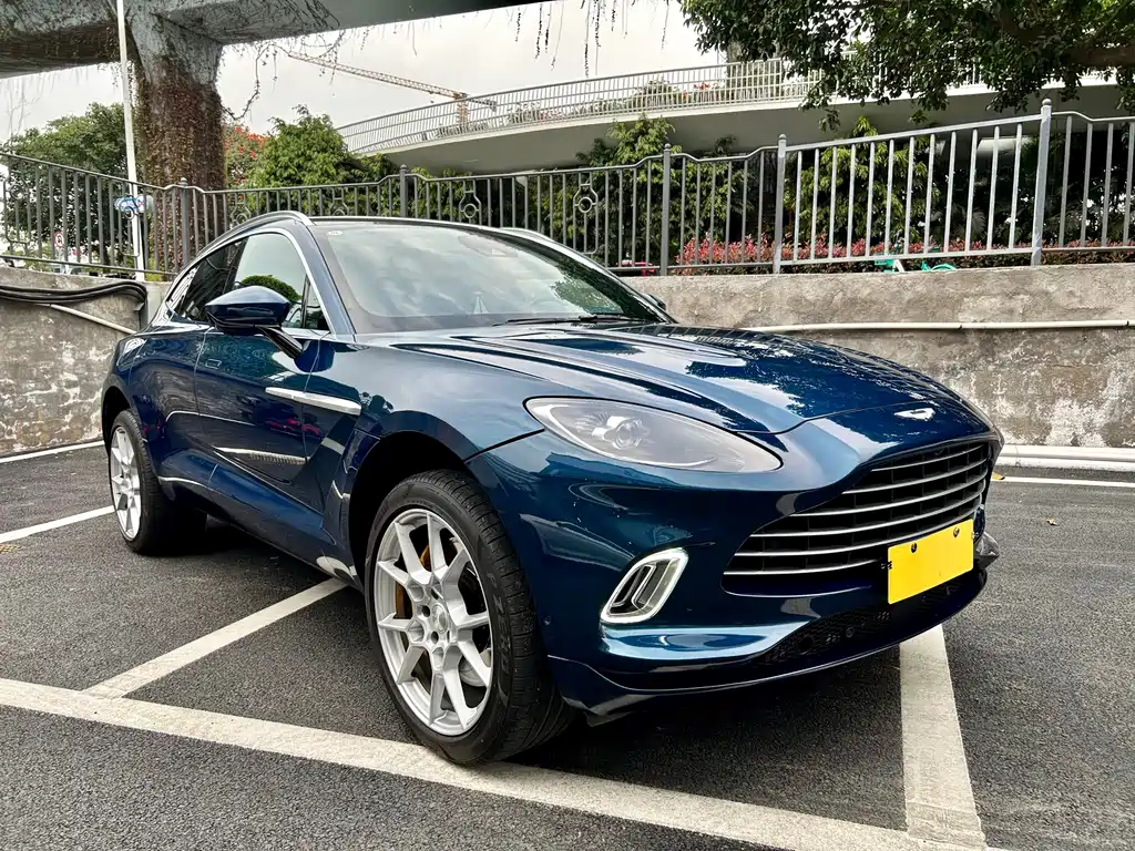 ASTON MARTIN DBX