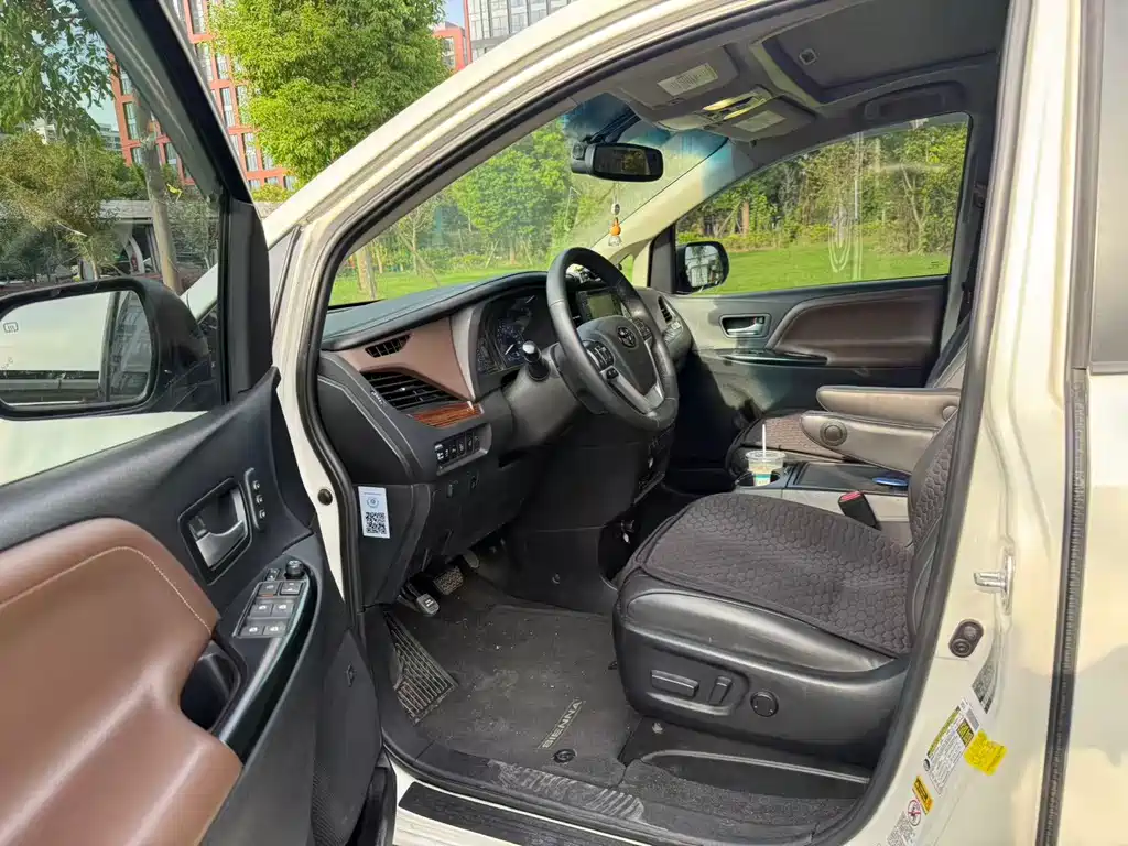 Toyota Sienna — миниатюра 6
