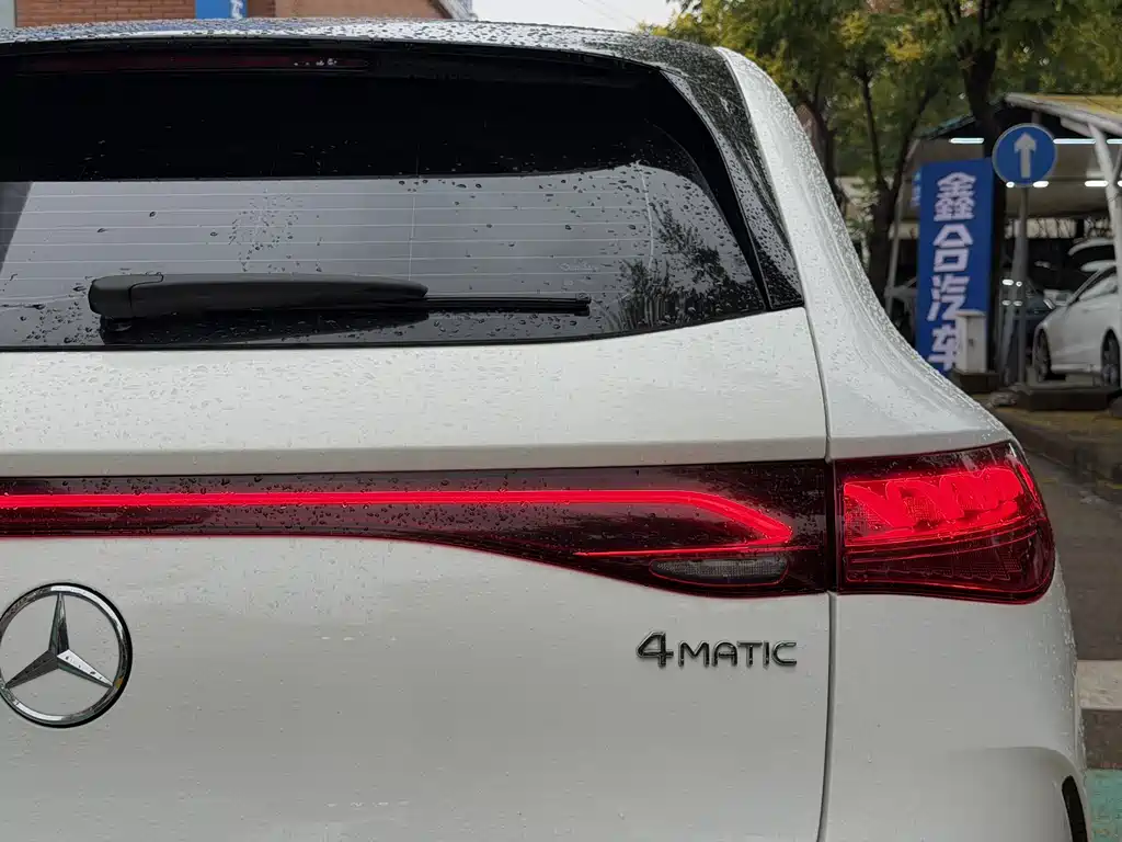 Mercedes-Benz EQE SUV — миниатюра 15