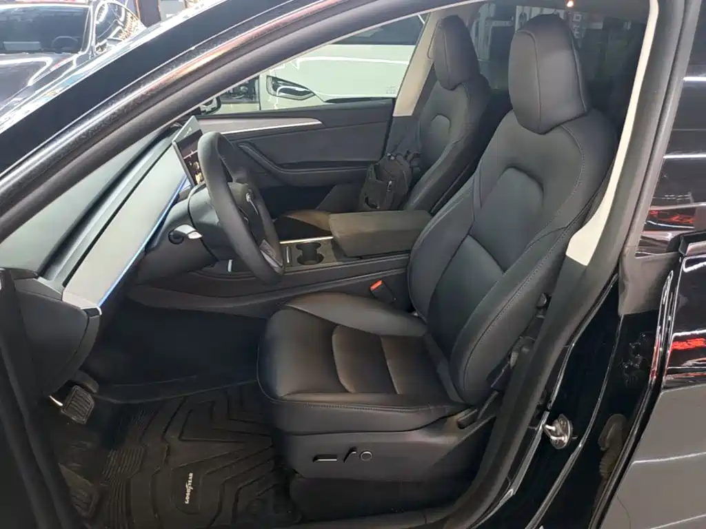 Tesla Model Y — миниатюра 15