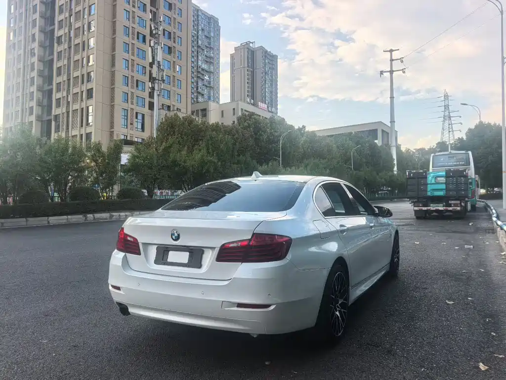 BMW 5 Series — миниатюра 9