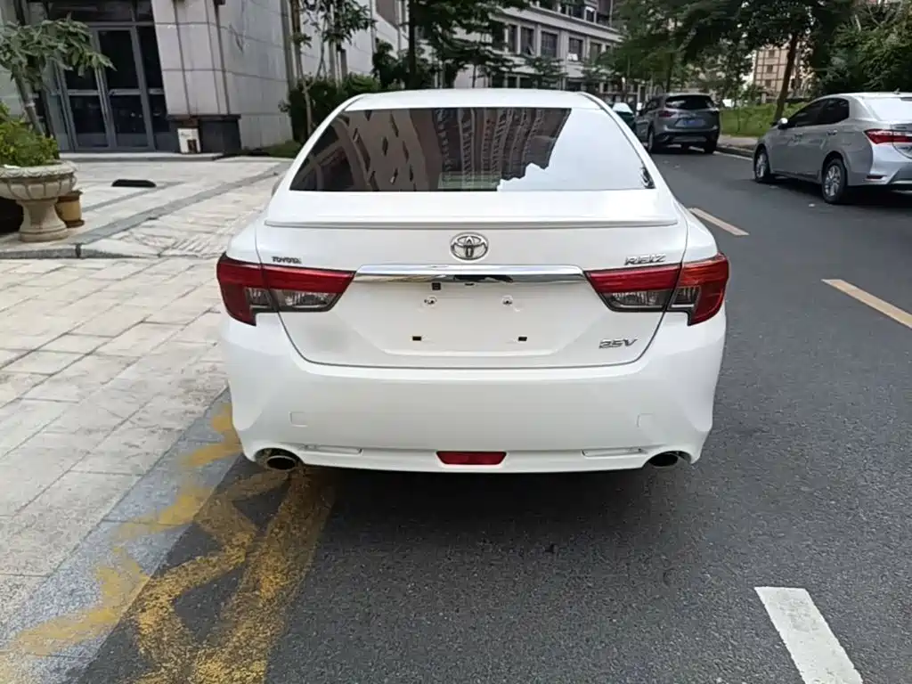 Toyota Reiz — миниатюра 6