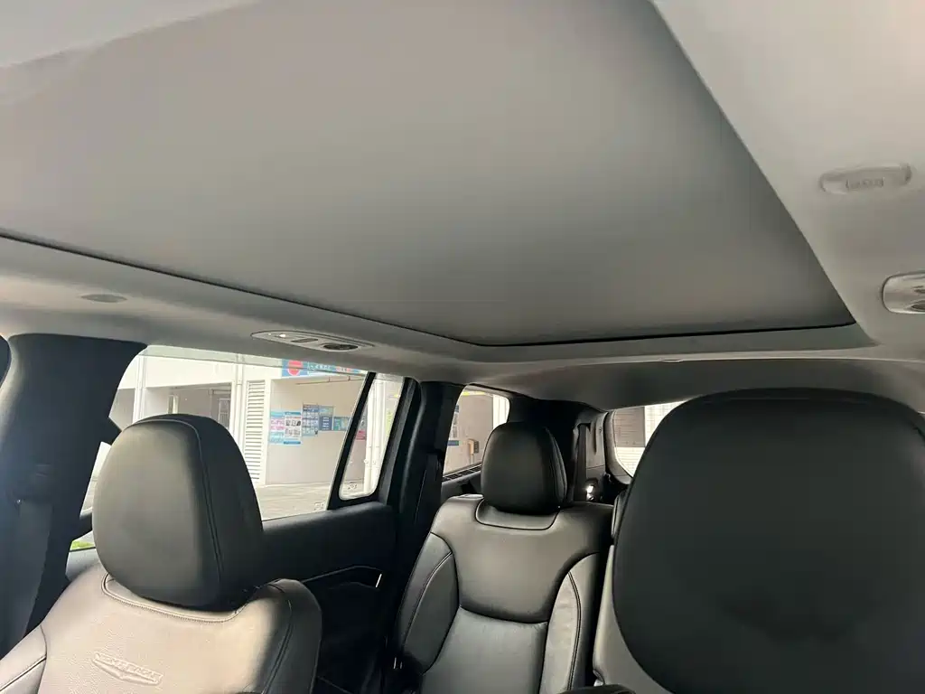 Jeep Grand Commander — миниатюра 7