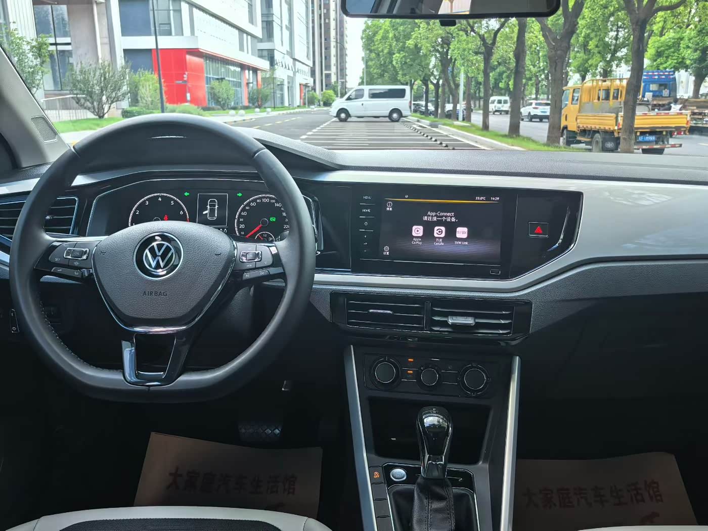 Volkswagen Polo 1.5 л 2021 г. Белый, пробег 30000 км