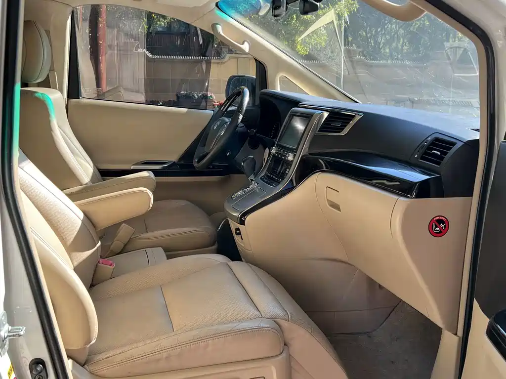 Toyota Alphard — миниатюра 5