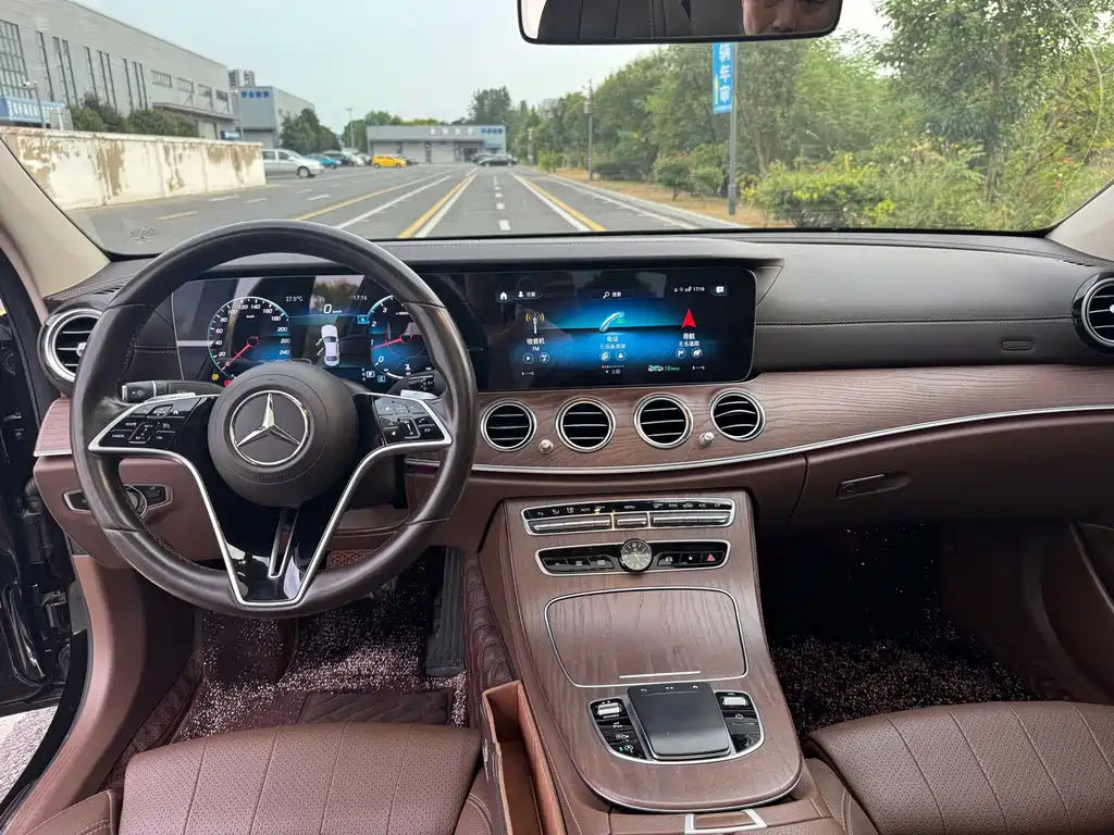 Mercedes-Benz E-Class — миниатюра 8