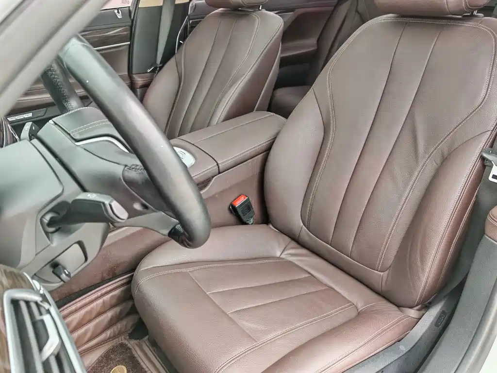BMW 7 Series — миниатюра 13