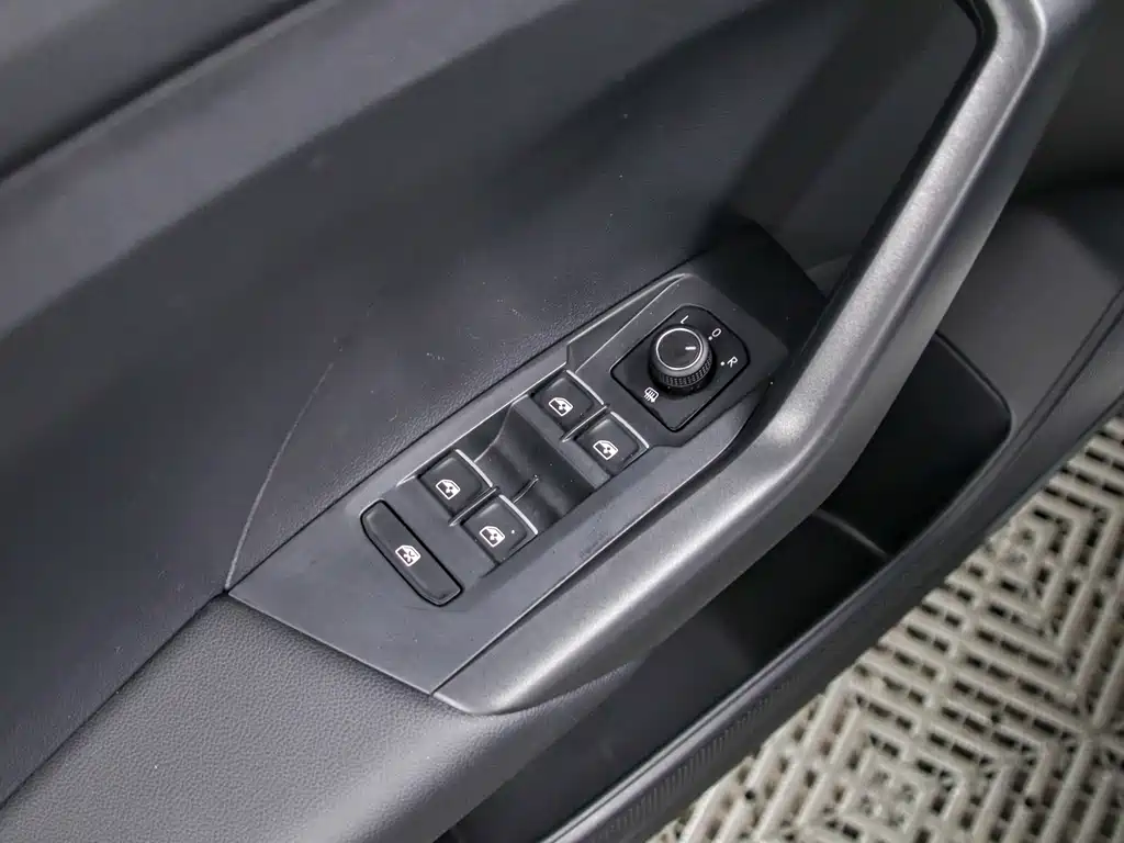 Volkswagen Tacqua 2021 1.5L AT Smart Connect