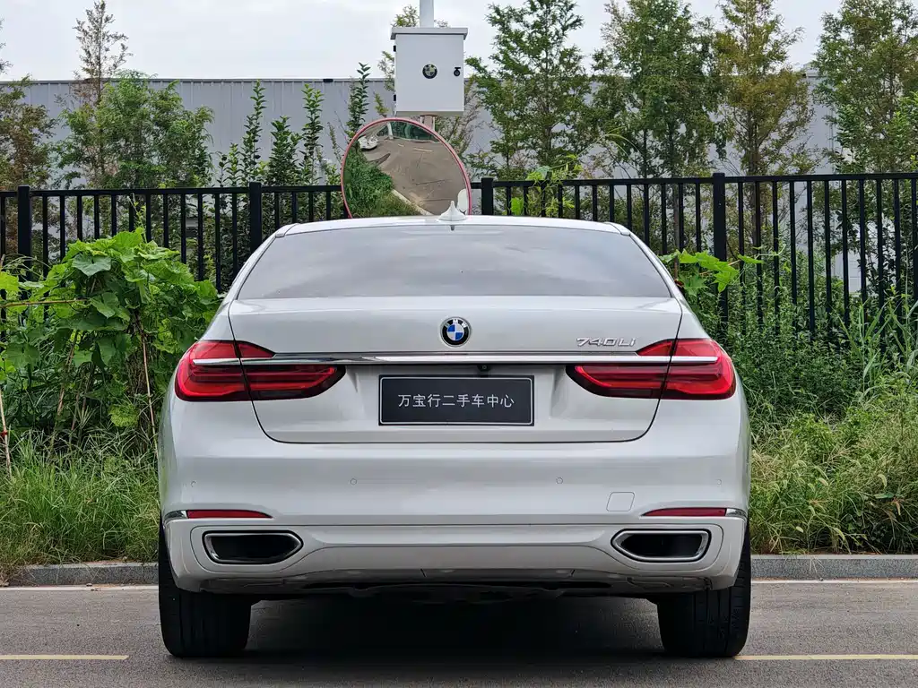BMW 7 Series — миниатюра 5