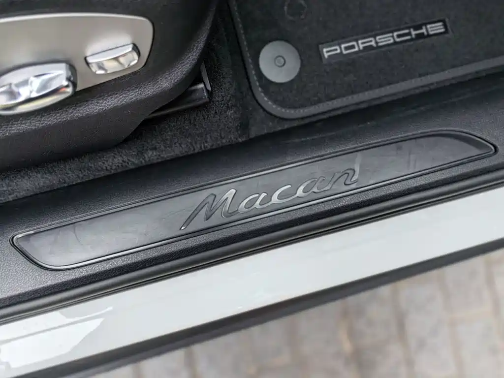 PORSCHE MACAN
