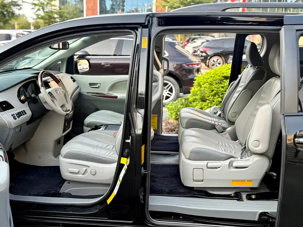 Toyota Sienna — миниатюра 12