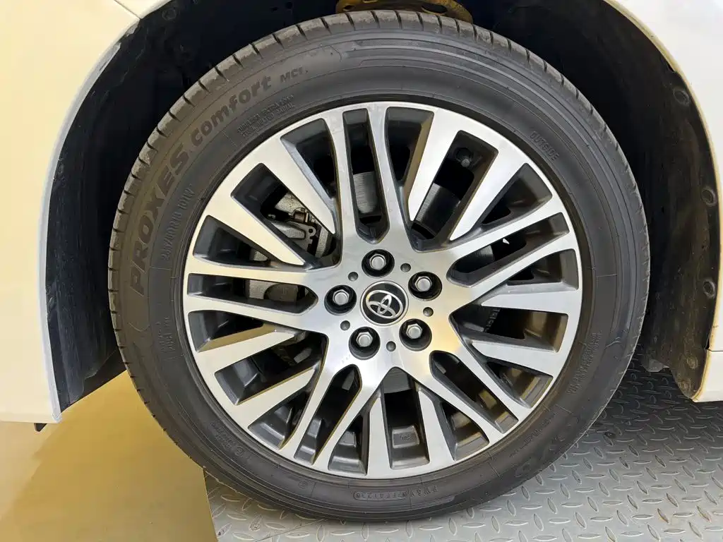 Toyota Alphard — миниатюра 10
