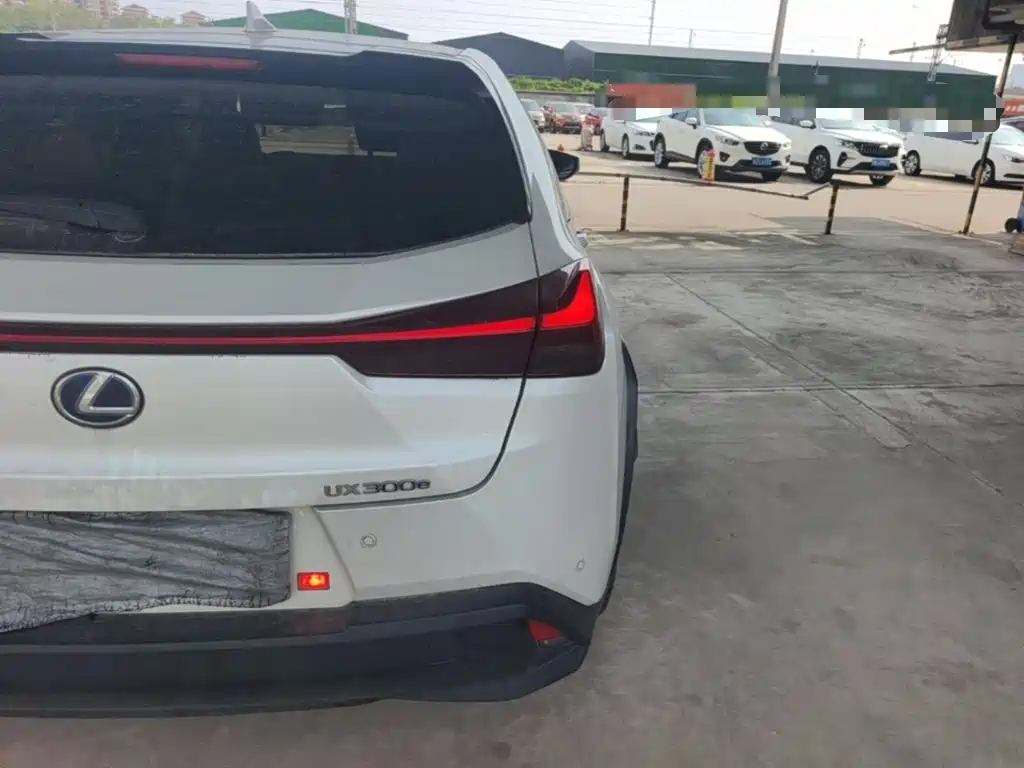 Lexus UX New Energy — миниатюра 8