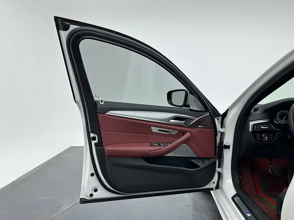 BMW 5 Series — миниатюра 12