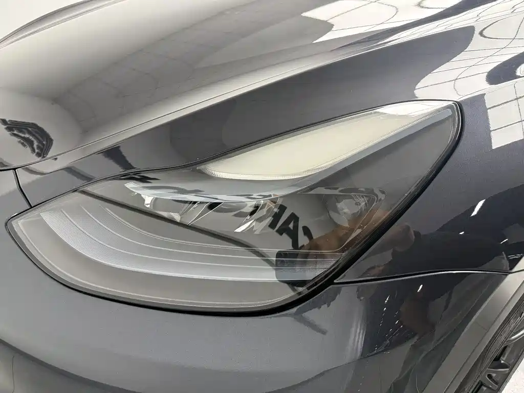 Tesla Model Y — миниатюра 15