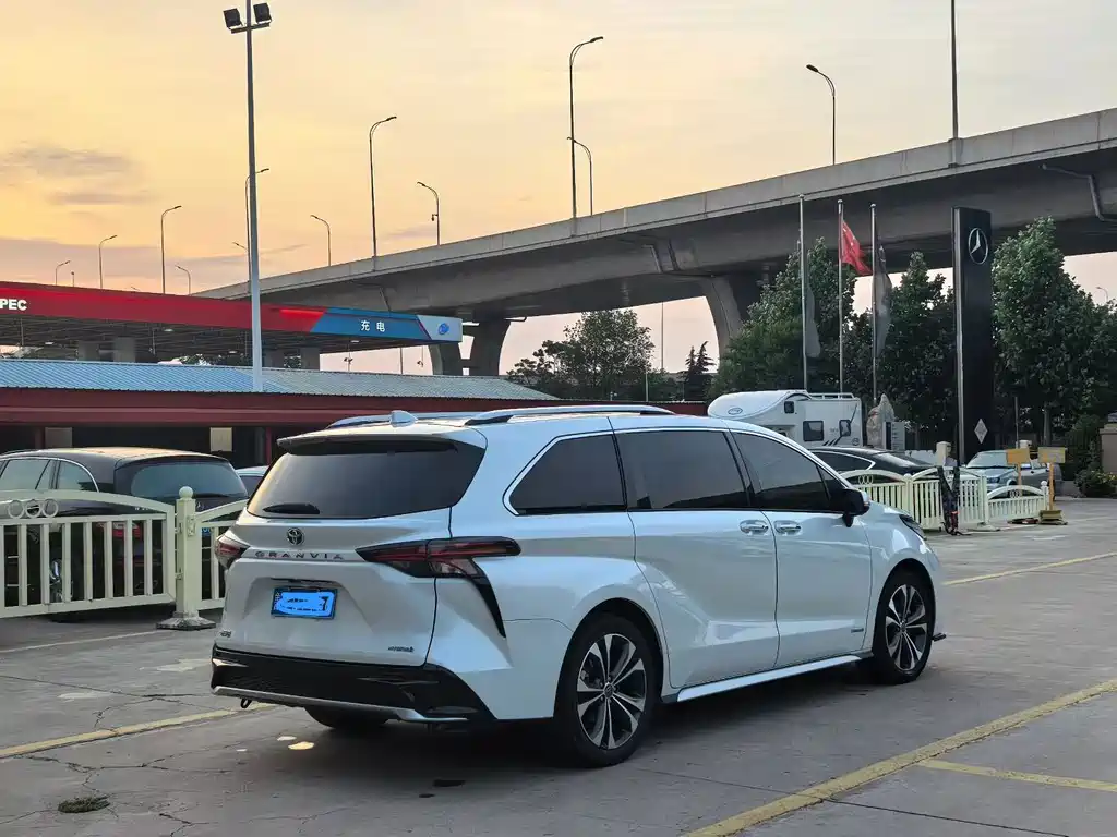 Toyota Granvia 2022 2.5L Luxury