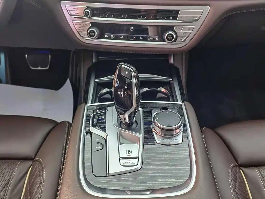 BMW 7 Series — миниатюра 7