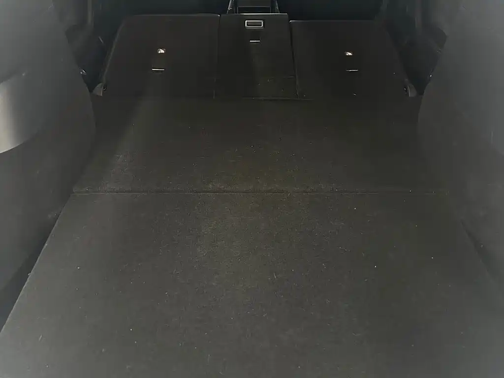Tesla Model Y — миниатюра 17