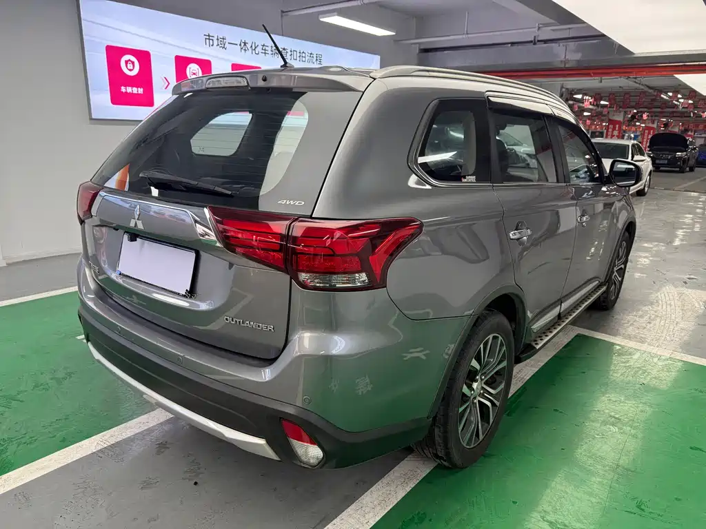 MITSUBISHI OUTLANDER
