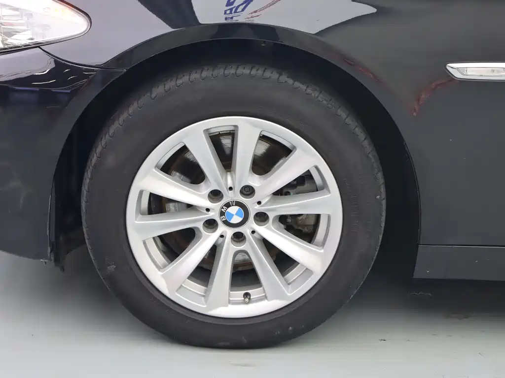 BMW 5 Series — миниатюра 4