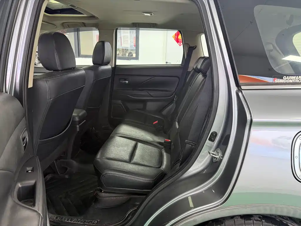 MITSUBISHI OUTLANDER