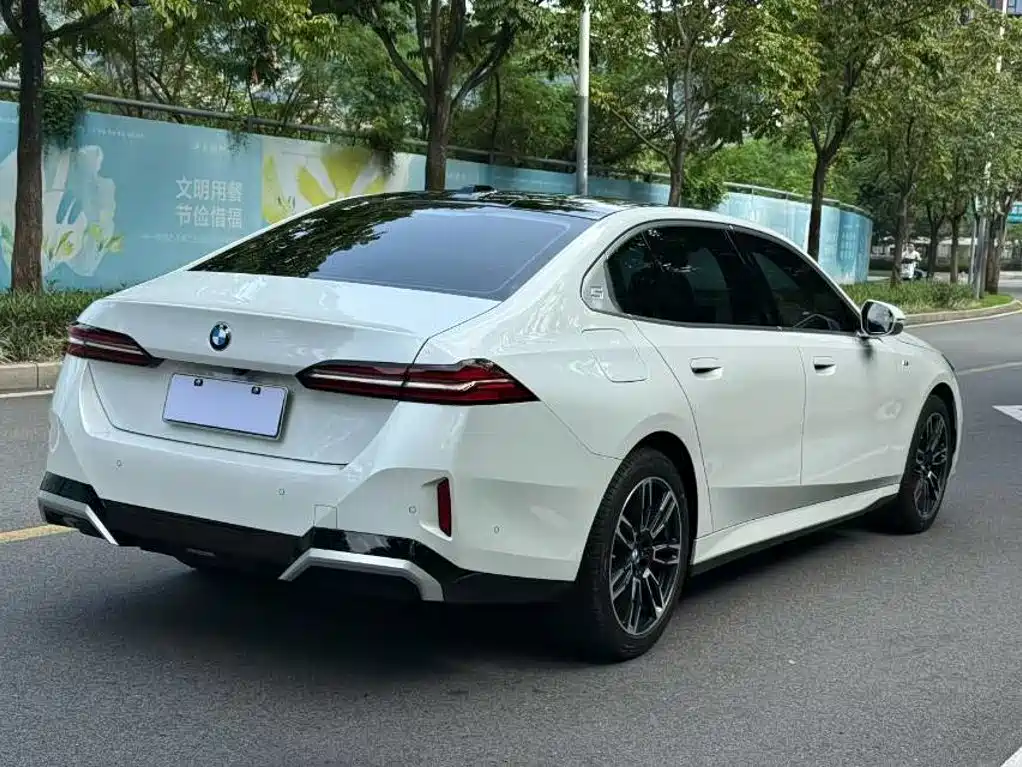 BMW 5 Series — миниатюра 6