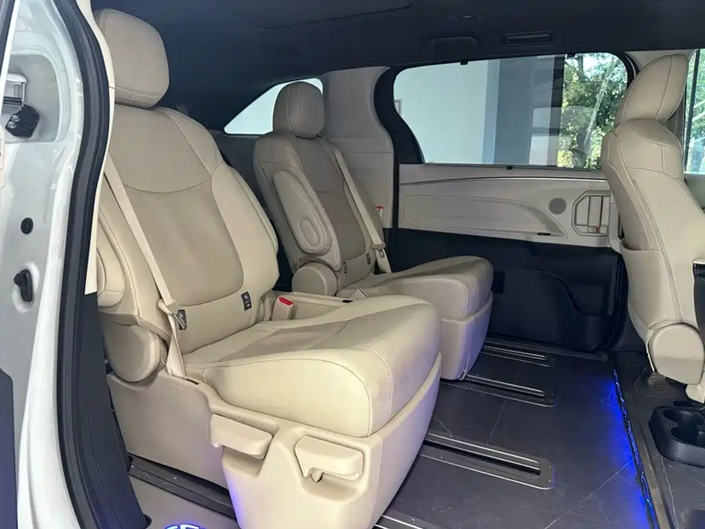 Toyota Granvia — миниатюра 7