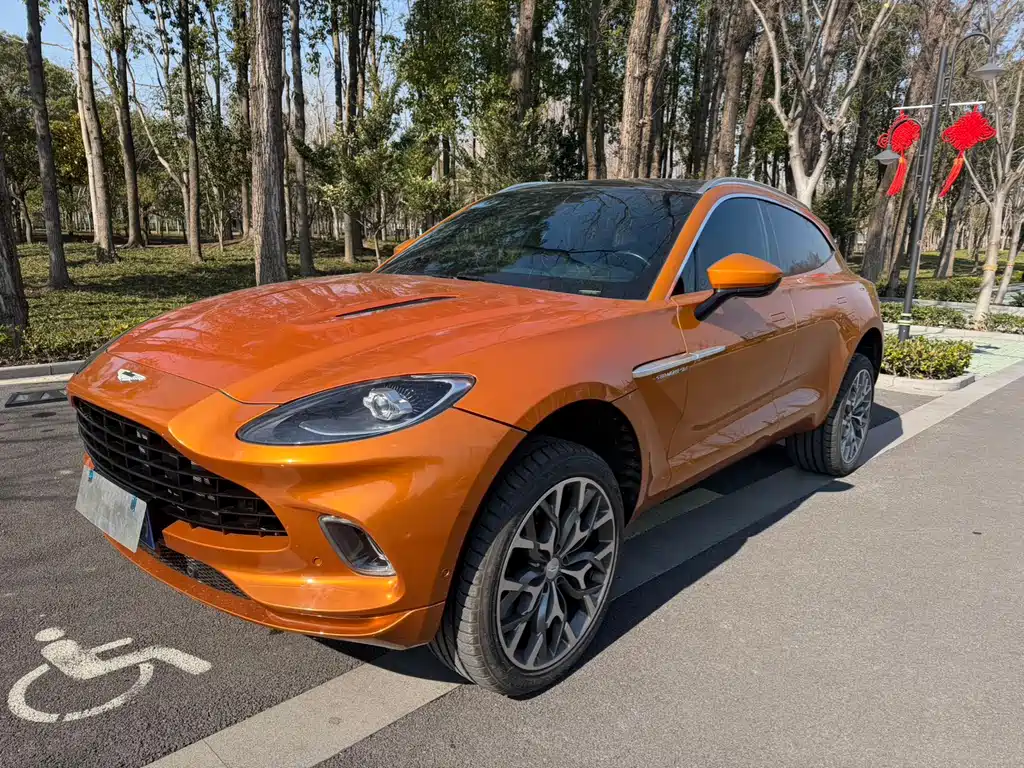 ASTON MARTIN DBX