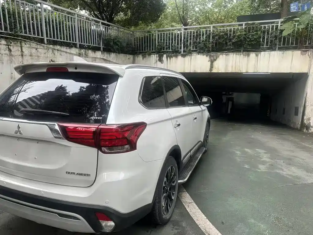 MITSUBISHI OUTLANDER