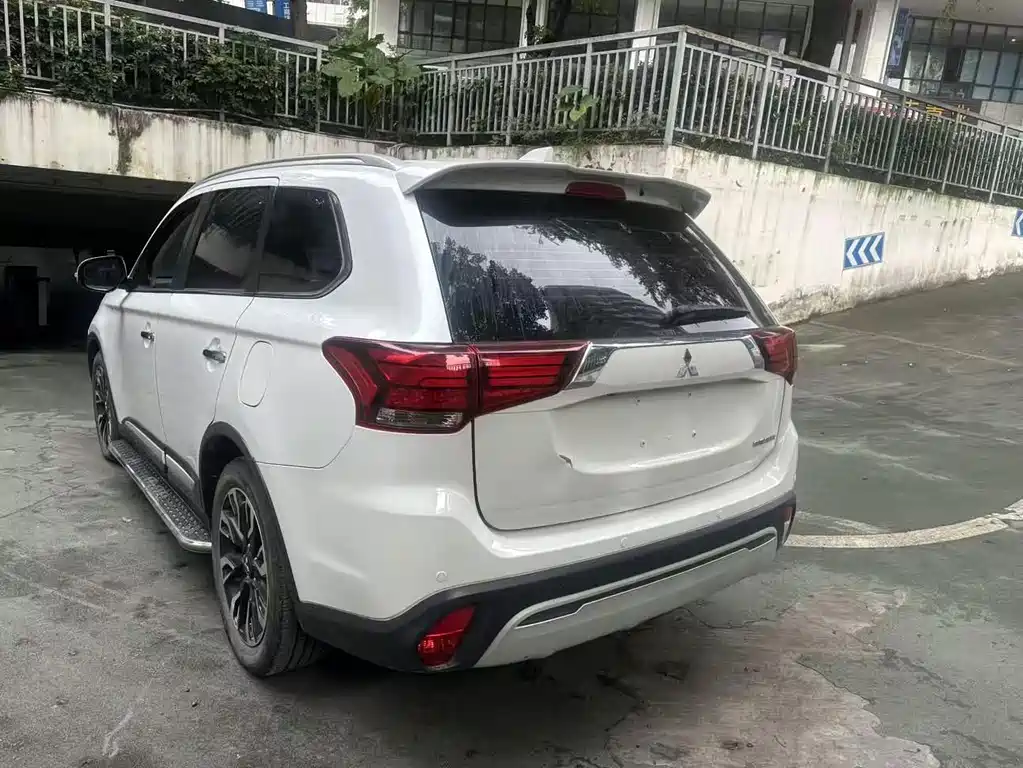 MITSUBISHI OUTLANDER