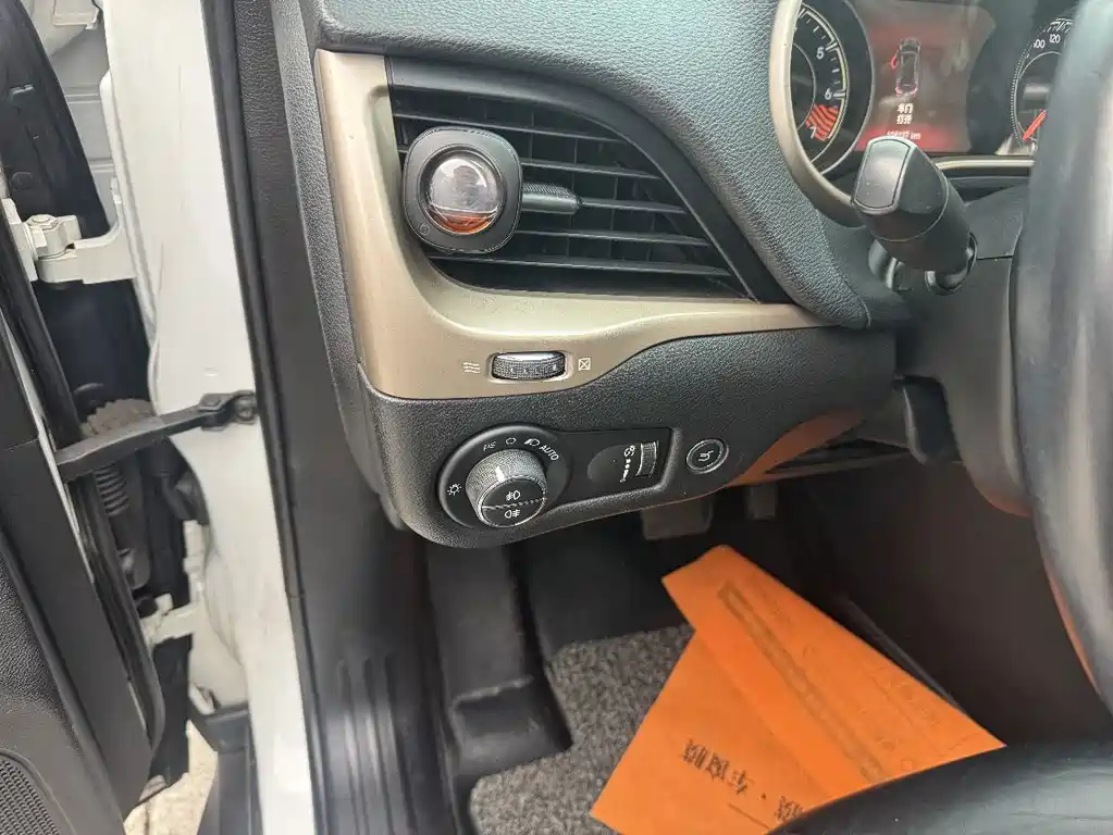 Jeep Cherokee (Import) — миниатюра 7