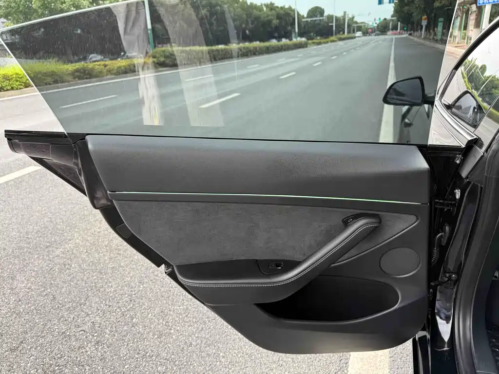Tesla Model 3 — миниатюра 12