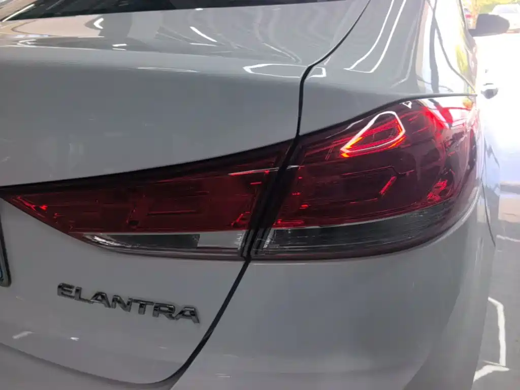 Hyundai Elantra — миниатюра 8