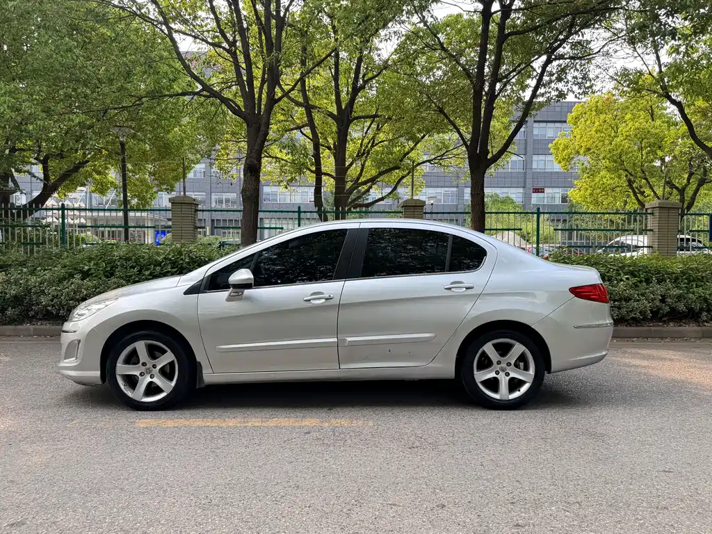 Peugeot 408 2010 2.0L AT Luxury