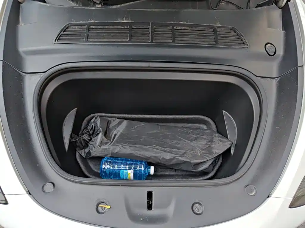 Tesla Model Y — миниатюра 21