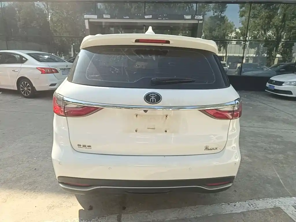 BYD MAX — миниатюра 6
