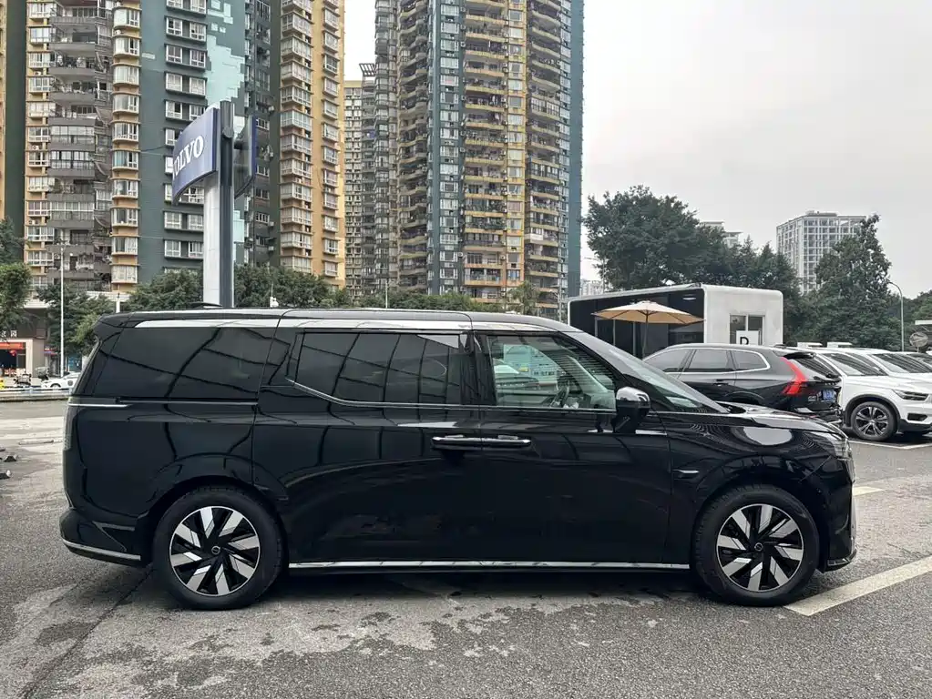 Volvo EM90 2025 Ultra мест