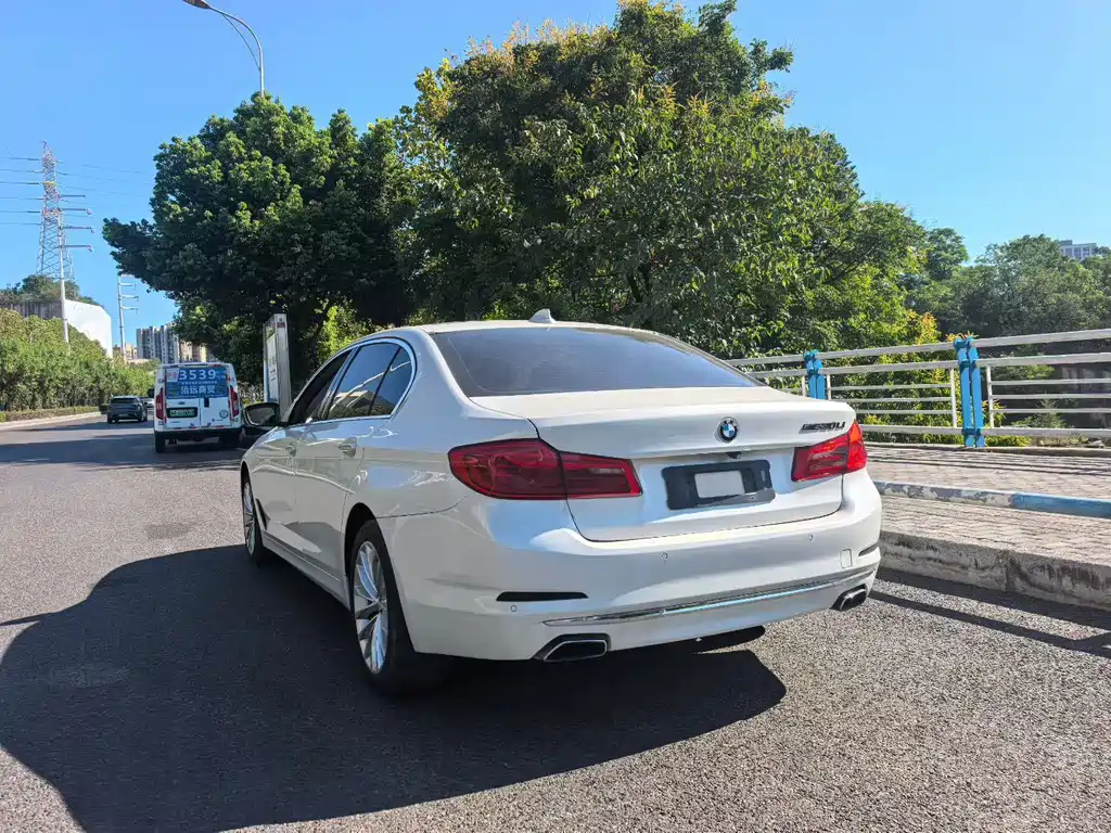 BMW 5 Series — миниатюра 7