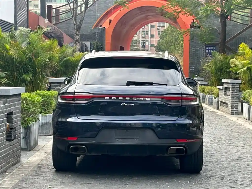 PORSCHE MACAN