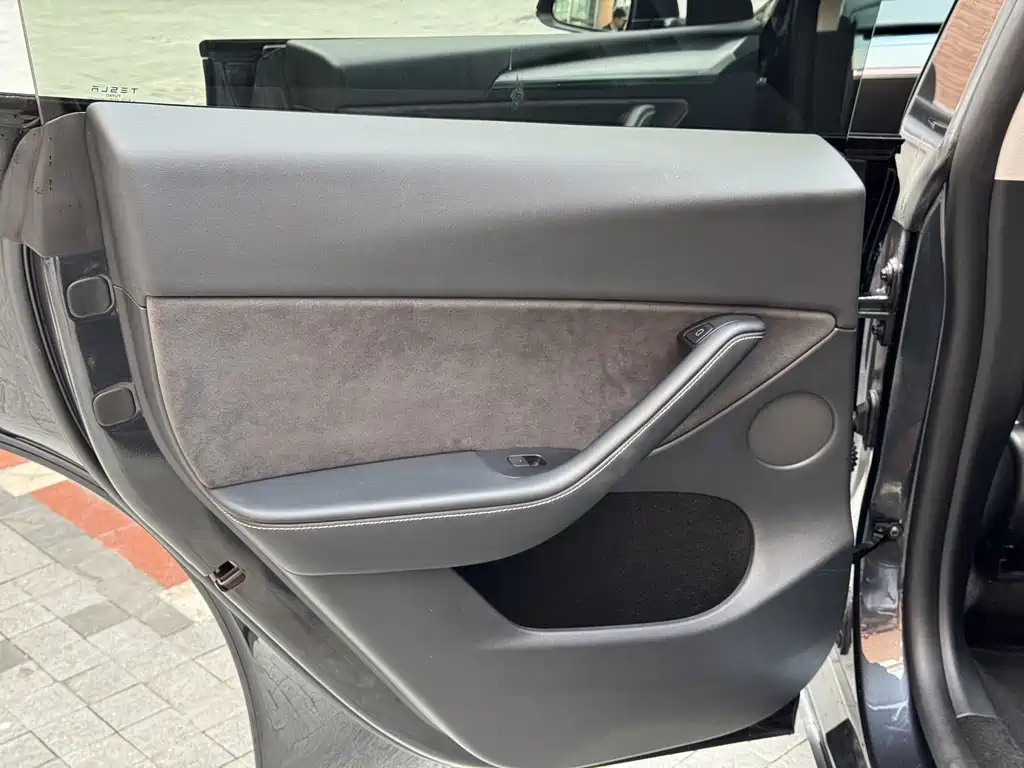 Tesla Model Y — миниатюра 14