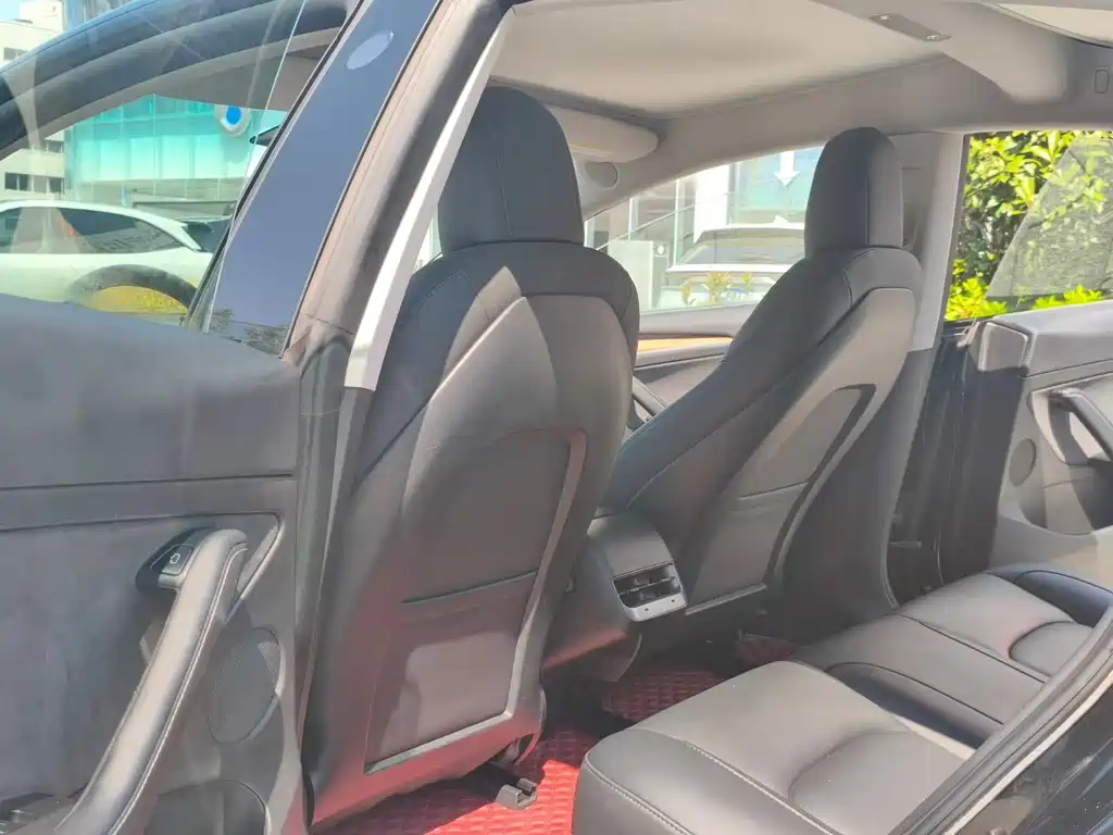 Tesla Model 3 — миниатюра 6