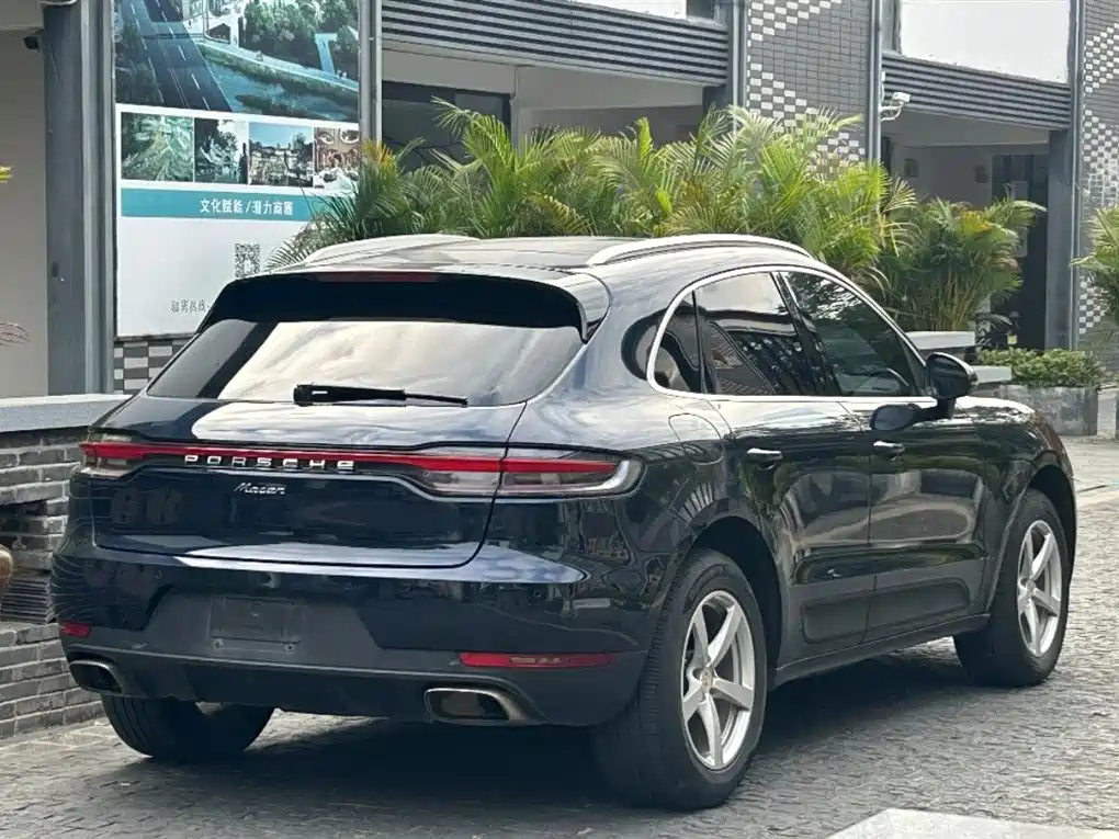 PORSCHE MACAN
